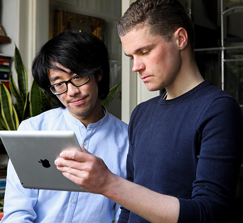 Renteaanbod hypotheek - Afbeelding 2 mannen kijken naar tablet