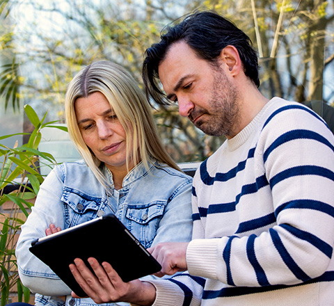 Hypotheek regelen - Afbeelding man en vrouw kijken naar tablet